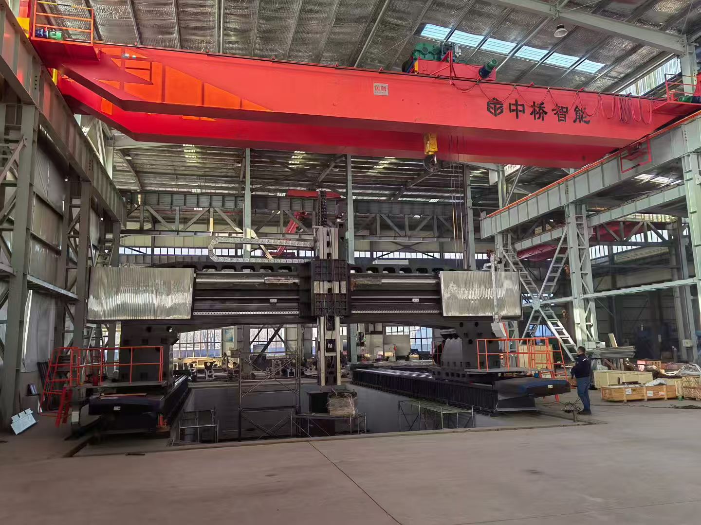 Tonton bagaimana pusat pemesinan gantri CNC yang besar berjaya dipasang.